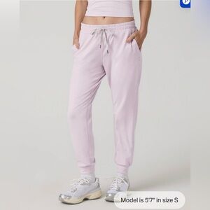 Vuori performance jogger in lilac breeze heather color